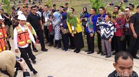 Jokowi saat tiba di lokasi untuk melakukan peresmian Tempat Pemrosesan Akhir (TPA) Sampah regional Banjarbakula.