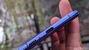 Bila Note 10 Lite punya audio jack 3,5mm, maka S10 Lite justru tidak ada. Foto: Agus Tri Haryanto/detikINET