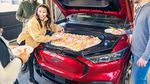 Saat Kap Mesin Mobil Jadi Kompor untuk Memasak