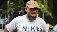 Kondisi matanya saat ini tidak memungkinkan untuk terkena cahaya. Atas alasan itulah dirinya tidak dapat mengikuti rekontruksi yang digelar Polda Metro Jaya pagi tadi.