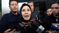 Saat ditemui awak media usai diperiksa KPK, Riezky Aprilia mengaku dirinya tak mengenal Harun Masiku.