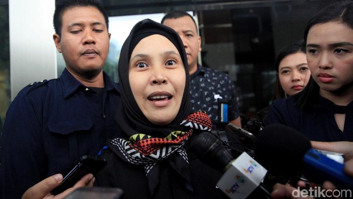 Anggota DPR Riezky Aprilia jalani pemeriksaan di KPK. Ia diperiksa terkait kasus suap pergantian antarwaktu (PAW) anggota DPR.