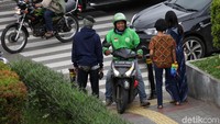Aksi tak terpuji itu dilakukan karena sejumlah pengendara motor tak sabar untuk menunggu lampu lalu lintas maupun memutar balik demi mempersingkat waktu perjalanan.