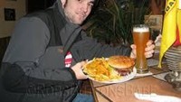 Foto lama Robert Pattinson ini menunjukkan momennya kala makan burger dan kentang goreng. Tak ketinggalan segelas bir dingin yang jadi penyempurna. Foto: Istimewa