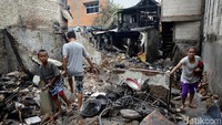 Sejumlah warga mengumpulkan benda-benda berharga yang masih dapat diselamatkan dari rumah mereka yang hangus dilalap si jago merah.