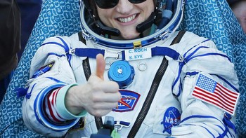 Saat di ISS, Koch juga memecahkan rekor setelah melakukan spacewalk dengan tim astronaut yang semuanya wanita bersama rekan astronaut Jessica Meir. Foto: Associated Press
