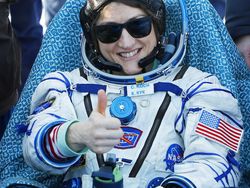 Momen Pulangnya Astronaut Perempuan Pemecah Rekor 328 Hari di Antariksa