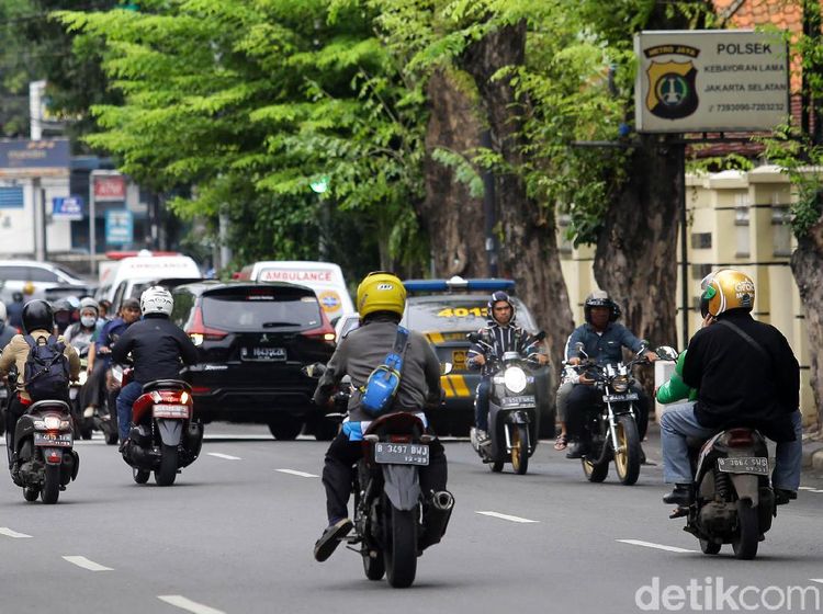 Nekat, Pemotor Ini Lawan Arah di Kebayoran Lama