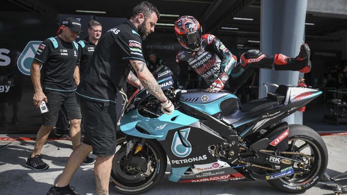 Petronas Yamaha SRTs French rider Fabio Quartararo (C) returns to the pit lane during the first day of the pre-season MotoGP winter test at the Sepang International Circuit in Sepang on February 7, 2020. (Photo by Mohd RASFAN / AFP)