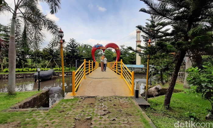 Taman Wisata Pendidikan Purbasari Pancuran Mas di Purbalingga jadi pilihan menarik habiskan akhir pekan. Di sana pengunjung juga mendapat edukasi tentang satwa.