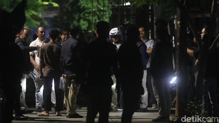 Petugas kepolisian melakukan rekonstruksi secara tertutup untuk kasus Novel Baswedan di Kelapa Gading, Jakarta Utara, Jumat (7/2) dini hari. Digelar selama kurang lebih 3 jam tanpa liputan media.