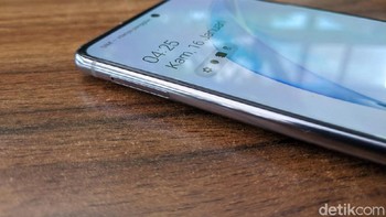 Ponsel ini punya tiga kamera yang terpasang di punggung, di mana kamera utamanya 12MP Dual Pixel dengan aperture f/1.7, lensa telephoto 12MP dengan aperture f/2.4, dan kamera ultra wide 12MP dengan aperture f/2.2. Foto: Agus Tri Haryanto/detikINET