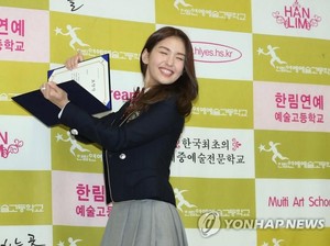 Bahagianya Jeon Somi Pamer Ijazah Lulus SMA