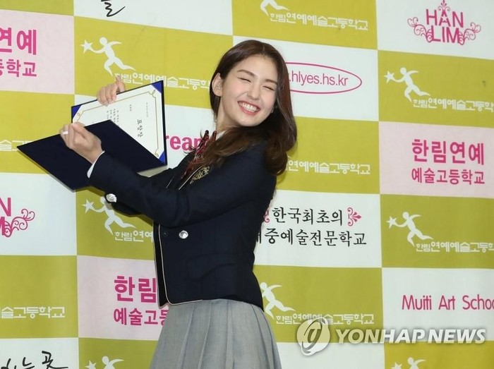 Solois K-Pop Jeon Somi pamer ijazah kelulusannya dari Hanlim Arts School.