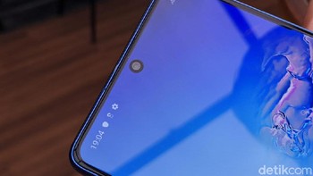 Tampak Galaxy S10 Lite dilihat dari depan. Foto: Agus Tri Haryanto/detikINET