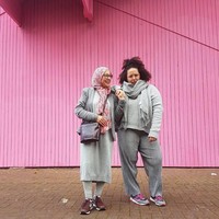 Dikutip dari Ad.nl, Nenek Najate Leklye mengaku sudah memakai hijab sejak usianya 40 tahun. Gayanya berhijab kerap diunggah Meryem ke Instagramnya. Setiap dia mengunggah foto ibunya, postingannya mendapat banyak like. Meryem pun berpikir untuk mendedikasikan Instagramnya untuk ibunya.My mum took over my instagram I’m now just here to take her pics, begitu yang ditulis Meryem di profil Instagramnya. Foto: instagram @meryemsfirst.