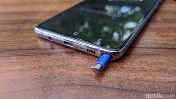 Note 10 Lite hadir dengan varian warna Auro Glow dan Aura Black. Foto: Agus Tri Haryanto/detikINET