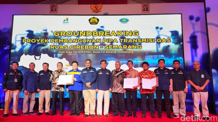 Potret Groundbreaking Proyek Pipa Transmisi Gas Ruas Cirebon-Semarang Sekretaris Jenderal Kementerian Energi dan Sumber Daya Mineral (ESDM), Ego Syahrial bersama Kepala BPH Migas, M Fanshurullah Asa melakukan groundbreaking proyek pembangunan pipa gas ruas transmisi Cirebon-Semarang di Rest Area Tol KM 379A, Ruas Tol Semarang-Batang. Proyek pipa sepanjang 255 km ini sesuai dengan rencana induk di mana pada 2006 BPH Migas telah melakukan lelang ruas transmisi dan menetapkan PT Rekayasa Industri (Rekind) ditetapkan sebagai pemenang lelang.