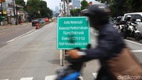 Selain menerobos jalur TransJakarta, sejumlah pelanggaran yang terekam lewat kamera E-TLE yakni penggunaan helm, pelanggaran rambu, marka jalan dan menggunakan ponsel saat berkendara.