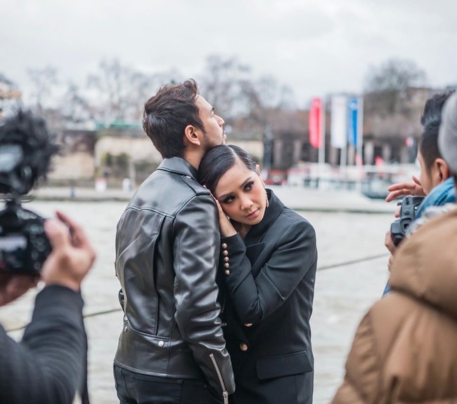 Nagita Slavina dan Raffi Ahmad masih terus melanjutkan liburan keliling dunia mereka. Kini pasangan selebriti itu tengah berada di kota Paris. Dalam kesempatan tersebut, Raffi dan Gigi pun melakukan pemotretan high-fashion di kota Menara Eiffel itu.  Foto: dok. Instagram