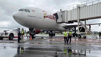 Pesawat Batik Air digunakan oleh pemerintah Indonesia untuk mengevakuasi warganya dari China. AP Photo/Fadlan Syam.