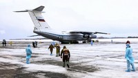 Pesawat militer milik Rusia yang membawa warganya dari China mendarat di Tyumen pada Rabu (5/2/2020). AP Photo/Maxim Slutsky.