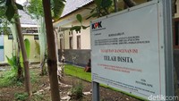 Plang KPK terpasang di depan rumah sakit Rohadi. 