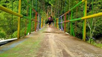 Dinamakan pelangi, jembatan ini memang diwarnai sedemikian mungkin. Tampak seperti pelangi bukan? (Robby Bernardi/detikcom)