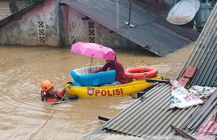 Basarnas mengevakuasi warga yang terdampak banjir di Cawang, Kecamatan Kramat Jati, Jakarta Timur. Salah satu yang dievakuasi adalah bayi,