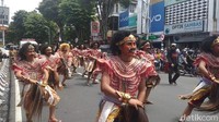 Cap Go Meh kali mengambil dengan tema ‘Di empat penjuru dunia kita adalah saudara, bersatulah untuk keutuhan NKRI’. Ada 15 kesenian yang ditampilkan dalam kirab ini (Foto: Eko Susanto/detikcom)