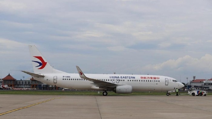 Pemerintah China menjemput 61 warganya di Bali.