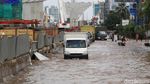 Motor Mogok Akibat Terobos Banjir di Kelapa Gading