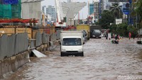 Banyak pengendara yang berusaha memaksa untuk melewati arus banjir berakhir dengan mogok.