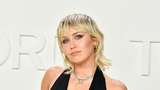 Miley Cyrus Rayakan Kesuksesan Lagu Flowers