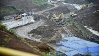 Kontrak pekerjaan Bendungan Ciawi ditandatangani pada 23 November 2016 dengan kontraktor pelaksana PT Brantas Abipraya dan PT. Sacna. Pembangunannya telah mulai pada 2 Desember 2016 dijadwalkan selesai awal 2021, namun ditargetkan dapat selesai lebih cepat pada akhir tahun 2020. Bendungan Ciawi dibangun dengan biaya sebesar Rp 798,7 miliar. Istimewa/Kementerian PUPR.