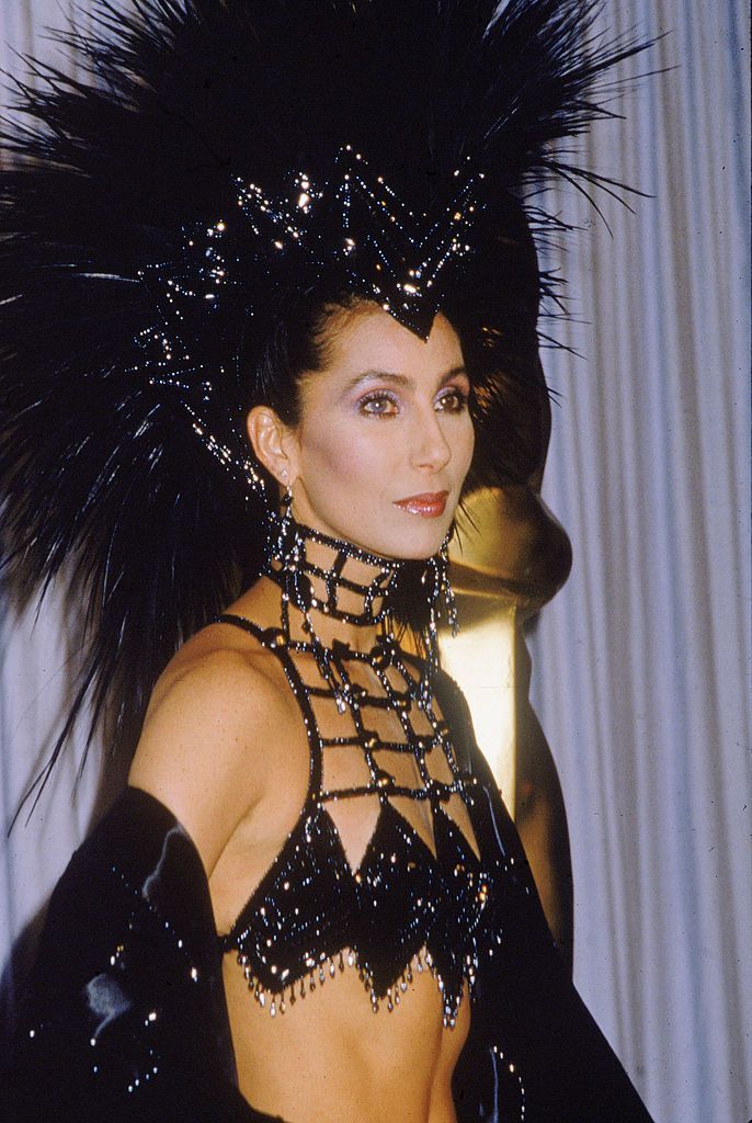 American actor and singer Cher attends the Academy Awards ceremony, wearing a black headdress, at the Dorothy Chandler Pavilion of the LA Music Center, Los Angeles, California, March 24, 1986. (Photo by Hulton Archive/Getty Images)