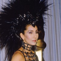 Aktris sekaligus penyanyi Cher menjadi perbincangan berkat gayanya di Academy Awards 1986. Ia memakai gaun hitam yang terlalu mengekspos perutnya dan sebuah headpiece bulu-bulu yang dramatis. Cher mengaku menyesal memakai gaun tersebut karena merusak citranya. Aku tahu ada beberapa orang di Academy yang berpikir aku bukan aktris yang serius, ungkap Cher kepada British Vogue. (Foto: Hulton Archive/Getty Images)