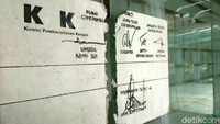 Stiker penyegelan juga ditempelkan di kaca rumah sakit.