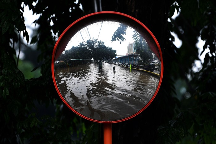 Banjir merendam Jalan Letjen Suprapto, Jakarta Pusat, Sabtu (8/2/2020).