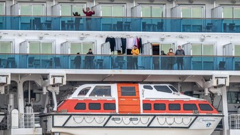 Orang-orang yang tidak terdampak mungkin mudah saja bilang singkirkan orang-orang ini. Tapi kami ingin keluarga kami kembali pulang dengan selamat, cuit salah satu pengguna Twitter. Foto: Getty Images