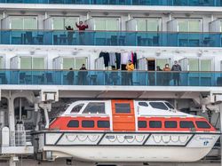 Suasana Kapal Pesiar yang Dikarantina karena Virus Corona