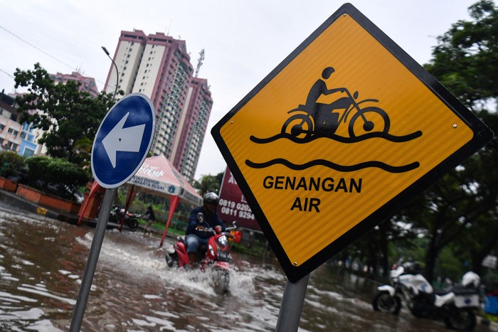 Banjir merendam Jalan Letjen Suprapto, Jakarta Pusat, Sabtu (8/2/2020).