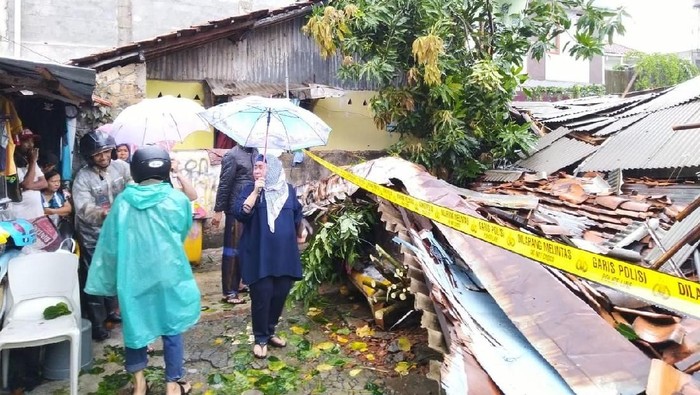 Sebuah bangunan kosan tiga lantai di Jalan Bangka Barat, Kelurahan Pela Mampang, Mampang Prapatan, Jakarta Selatan, ambruk. Bangunan tersebut sudah berusia 5 tahun.