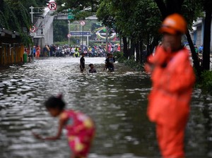 Biang Kerok Banjir di Jakarta, Aktivitas Bisnis Lumpuh