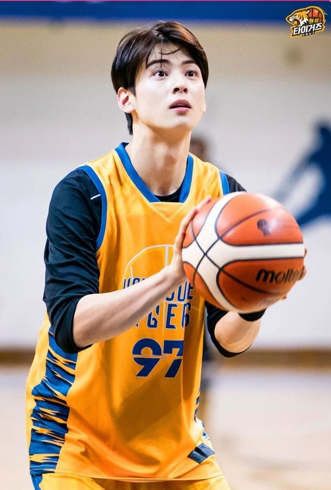 Personel boyband ASTRO, Cha Eunwoo, dikenal dengan wajah tampan seperti tokoh-tokoh fiksi di manga maupun webtoon. Tidak sedikit orang memuji wajahnya yang disebut memiliki ketampanan tidak realistis. (Foto: Dok. Handsome Tigers/SBS)