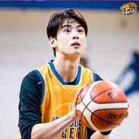 Personel boyband ASTRO, Cha Eunwoo, dikenal dengan wajah tampan seperti tokoh-tokoh fiksi di manga maupun webtoon. Tidak sedikit orang memuji wajahnya yang disebut memiliki ketampanan tidak realistis. (Foto: Dok. Handsome Tigers/SBS)