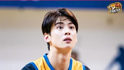 Potret Ganteng Cha Eunwoo Meski Berkeringat & Rambut Lepek saat Main Basket