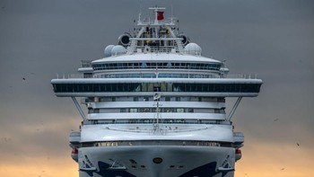 Peristiwa bermula pada Senin (3/2) waktu setempat ketika seorang penumpang kapal berusia 80 tahun turun di Hong Kong pada 25 Januari lalu dan dinyatakan positif terinfeksi virus corona. Foto: Getty Images