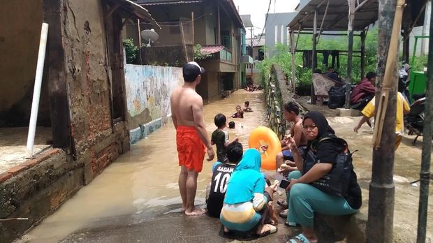 Warga mengungsi di masjid terdekat.