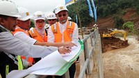 Plt Direktur Jenderal Sumber Daya Air (SDA) Kementerian PUPR Widiarto mengatakan pengelolaan air merupakan urusan bersama, untuk itu harus terpadu dan sinergi antara pusat dan provinsi, kabupaten/kota berserta masyarakat. Bendungan ini merupakan kerjasama Kementerian PUPR dengan Pemprov Jabar, Kabupaten Bogor, serta dukungan masyarakat Bogor dalam rangka pengendalian banjir Sungai Ciliwung dari hulu hingga hilir di Jakarta. Istimewa/Kementerian PUPR.